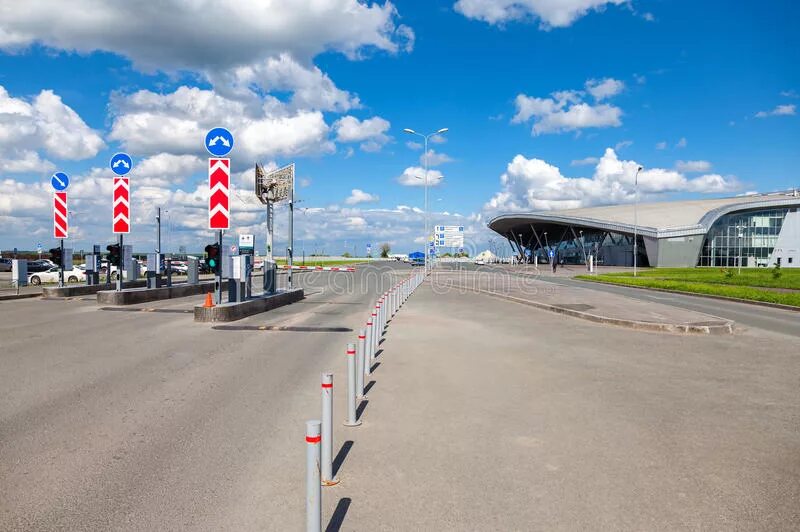 Парковка в аэропорту курумоч. Стоянка в аэропорту Курумоч. Стоянка аэропорт Курумоч Самара. Подъезд к аэропорту. Заезд на парковку в аэропорт Курумоч.