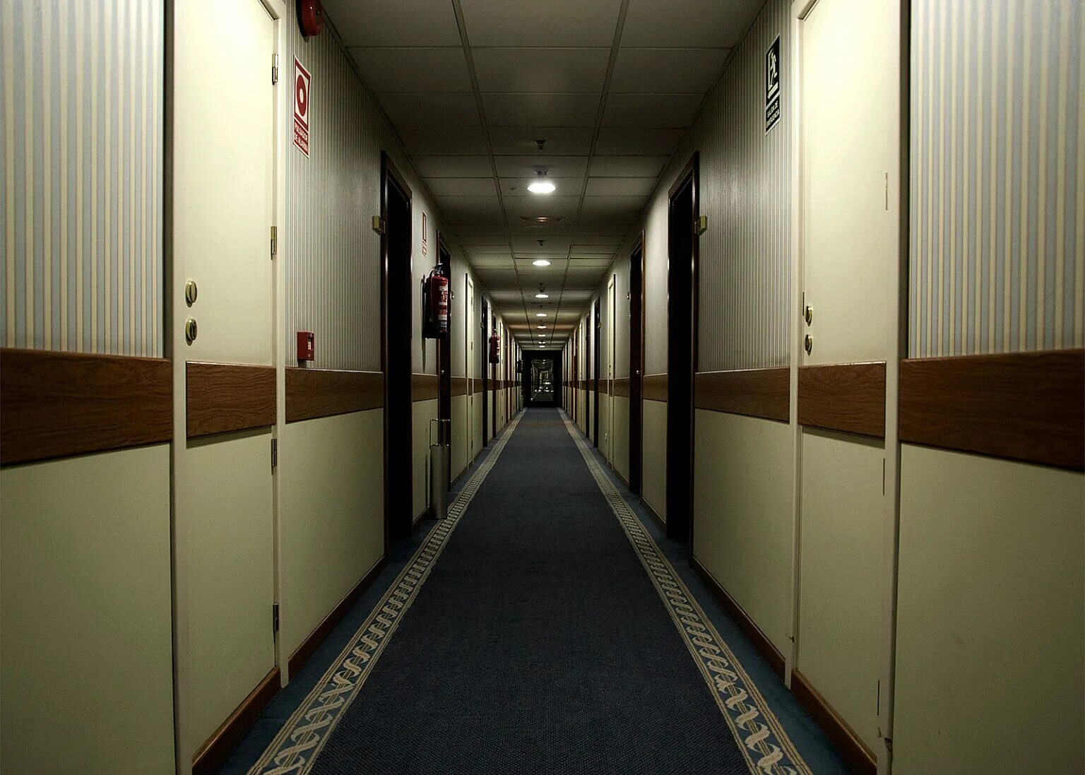Дев коридор. Лиминал спейс. liminal space коридор. лиминальные пространства liminal space. пространство в коридоре.