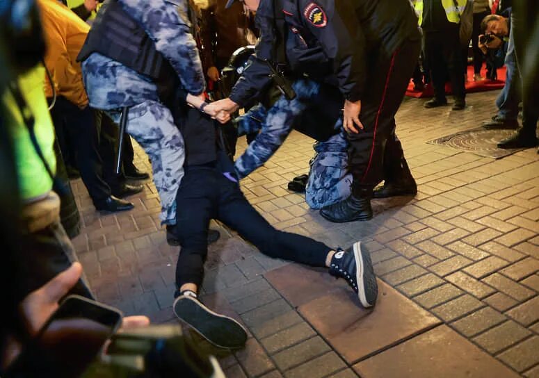 Арест против. Москва люди.