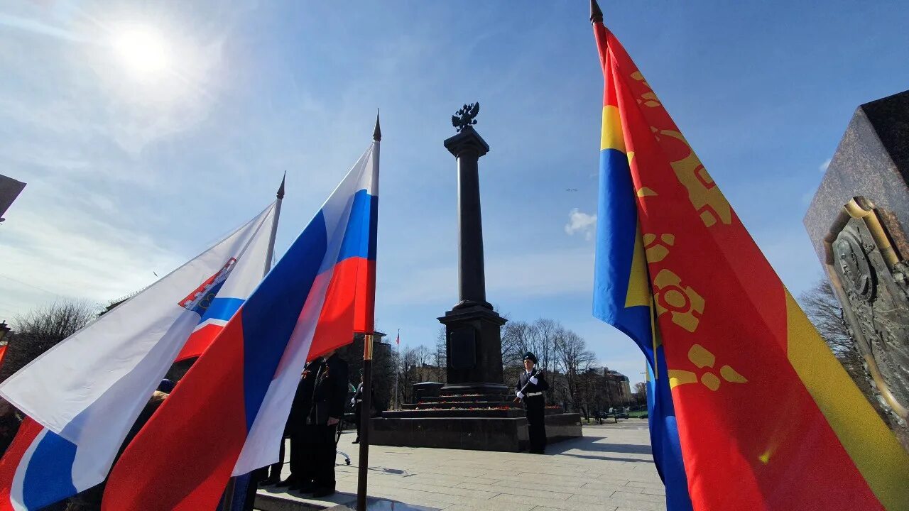 Выборг 9 мая 2025 программа. 9 мая в выборге. выборг город воинской славы. штандарт воинской славы. флаг выборга.