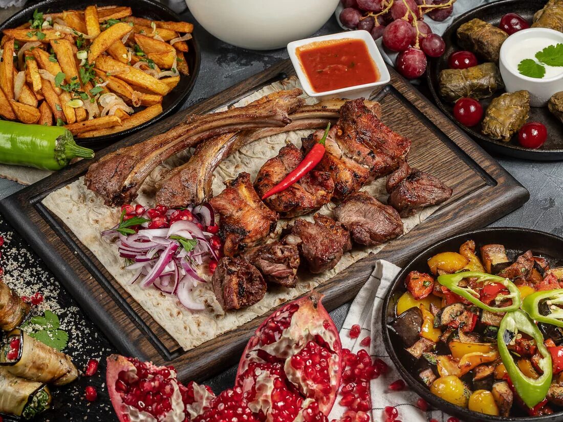 Вкусно поесть в ереване. Европейская кухня. Шикарный стол с едой. Грузинский стол. Национальная кухня Армении.