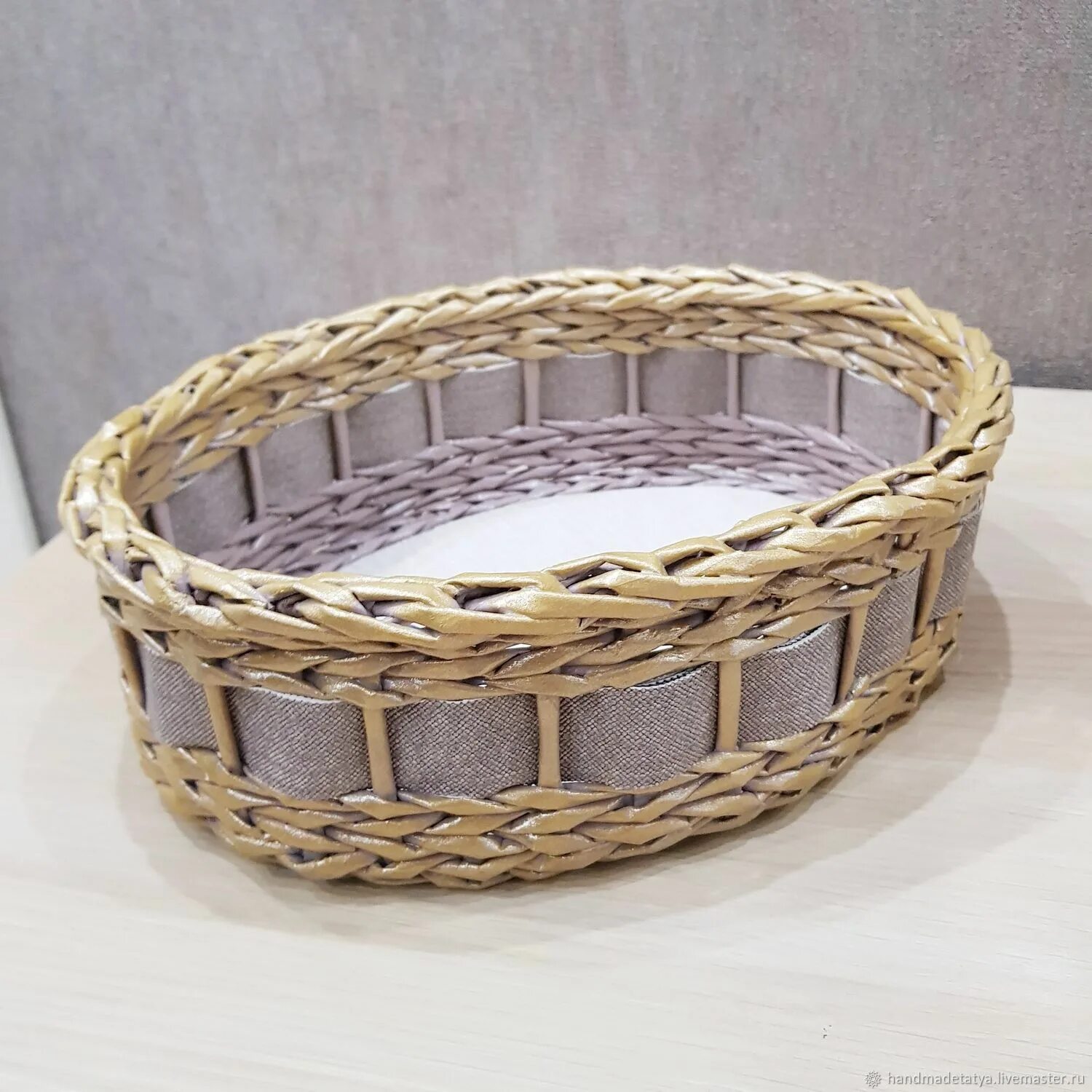 Лукошко. Плетеная корзинка с овощами. Лукошко плетеное с ягодами. Корзинка. Плетеный поднос из бумажной лозы.