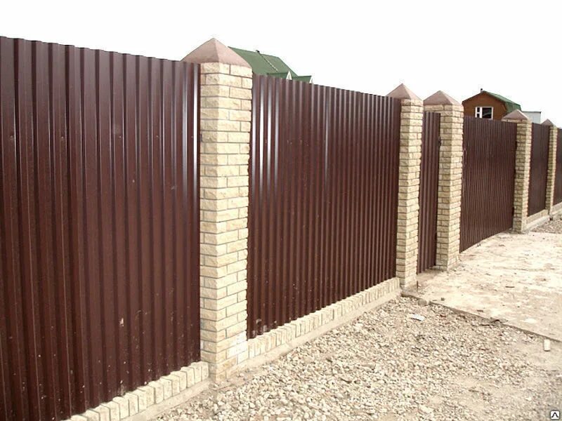 Комбинированные заборы. Забор комбинированный из кирпича и профнастила. Забор из кирпича и металлопрофиля. Дачный забор из профнастила.