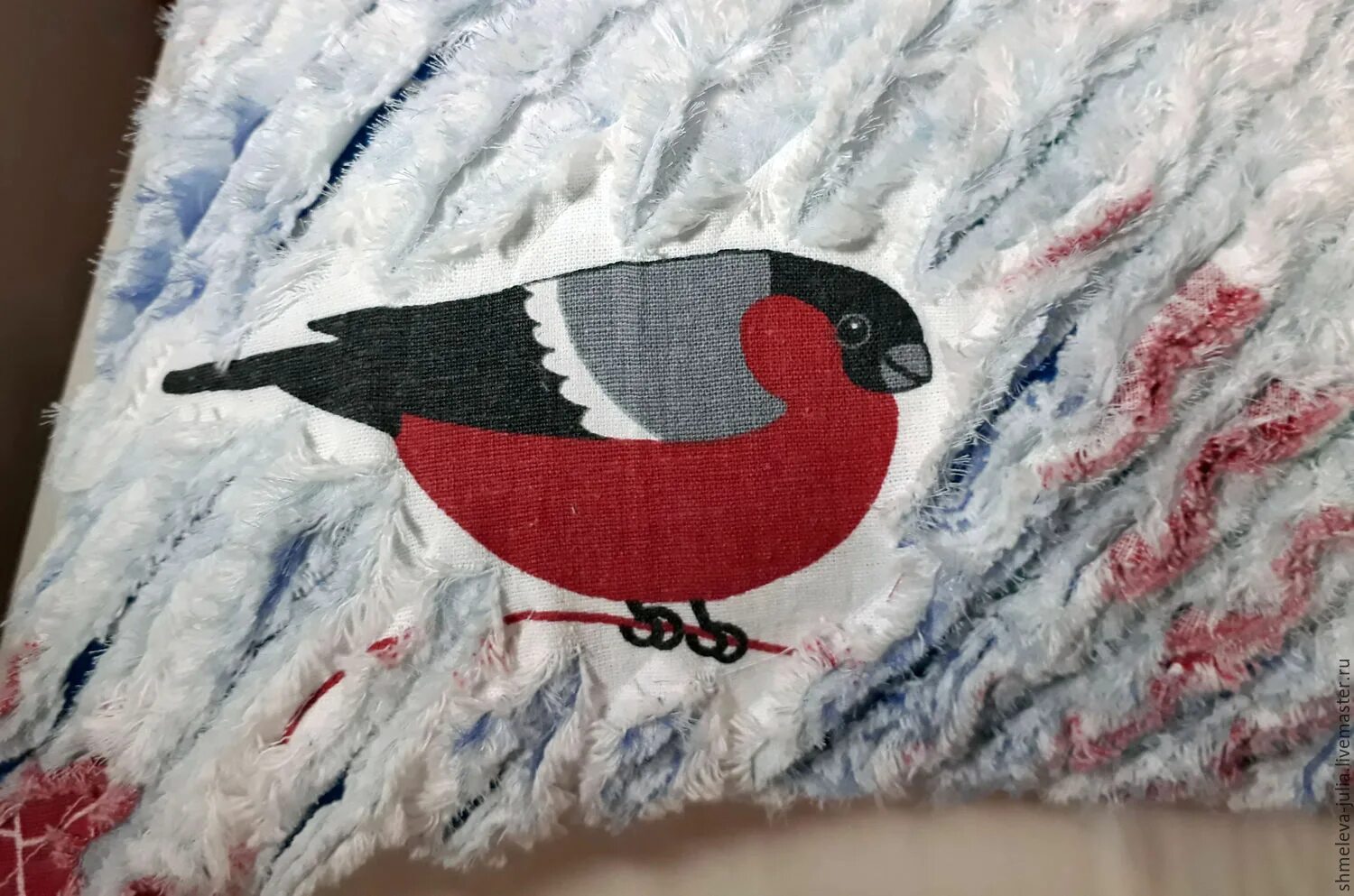 снегирь на ветке рябины. пэчворк снегири. снегири техника. картины из шерсти снегири. кинусайга снегири.