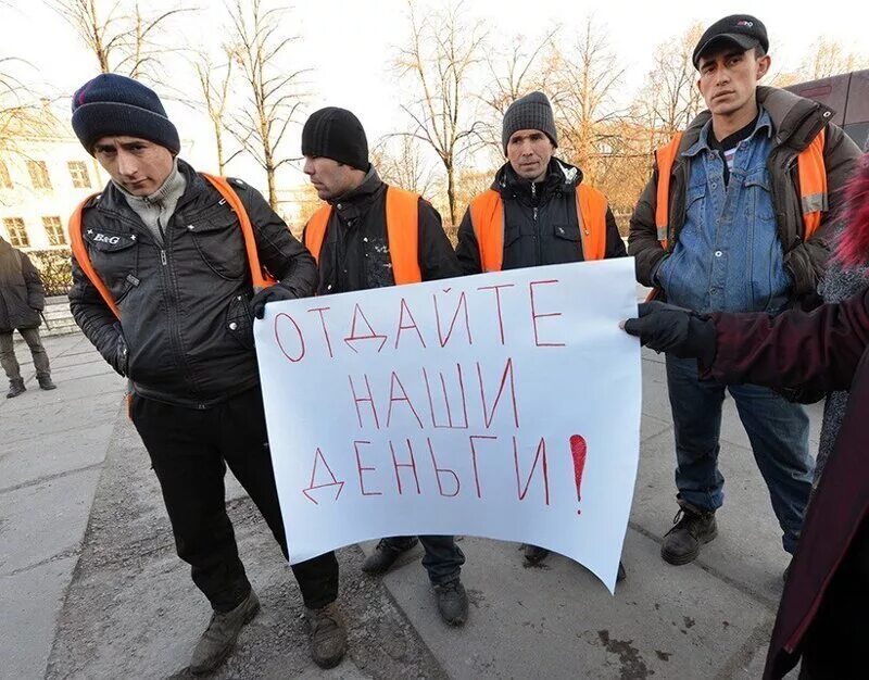 Почему таджики устроили. Гастарбайтеры в России. Мигранты в России. Таджики гастарбайтеры. Трудовые мигранты в России.