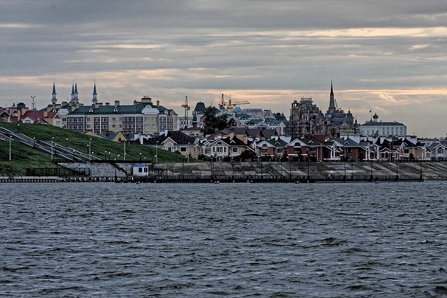 казань река волга и казанка. набережная реки казанка в казани. река волга в казани набережная. казань какое течет. река казанка в казани.