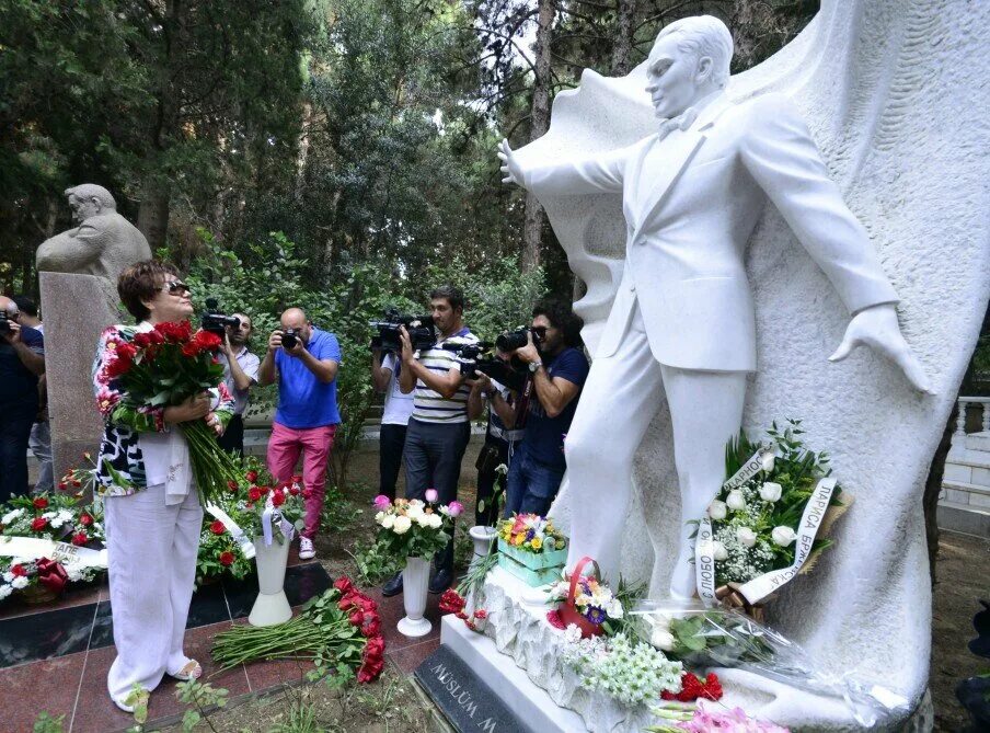 Песни магомаева в память погибших в крокусе. Могила Муслима Магомаева. Памятник Магомаеву в Баку. Могила Муслима Магомаева в Баку. Могила Муслиму Магомаеву.