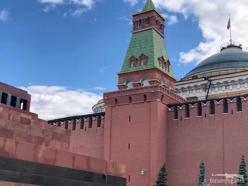 Кремлевская стена в Санкт-Петербурге. У кремлевской стены. Зубцы кремлевской стены. Крыша на стенах Кремля.