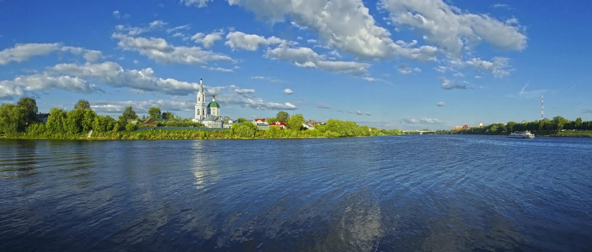 Тверь большие. Река Волга в Твери. Река Тверца в Твери. Тверь стрелка Тверцы и Волги.