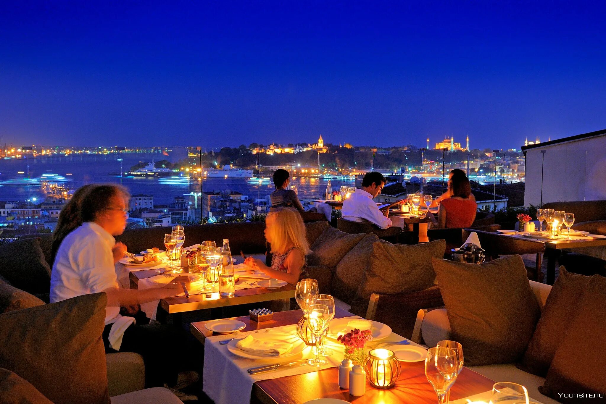 Ужин на шестерых. Галата Стамбул ресторан. Терраса Босфор Стамбул. Руфтоп Стамбул. Босфор Турция Стамбул ресторан.