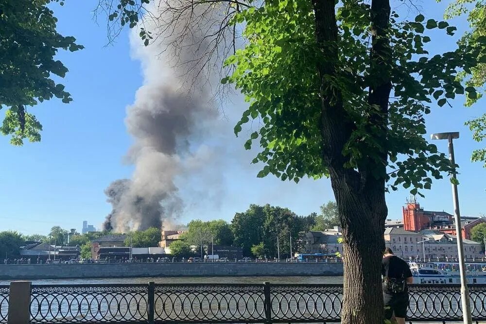 Дым в центре Москвы сейчас. Пожар в Москве 1611. В Москве прогремел взрыв. Московский твориться