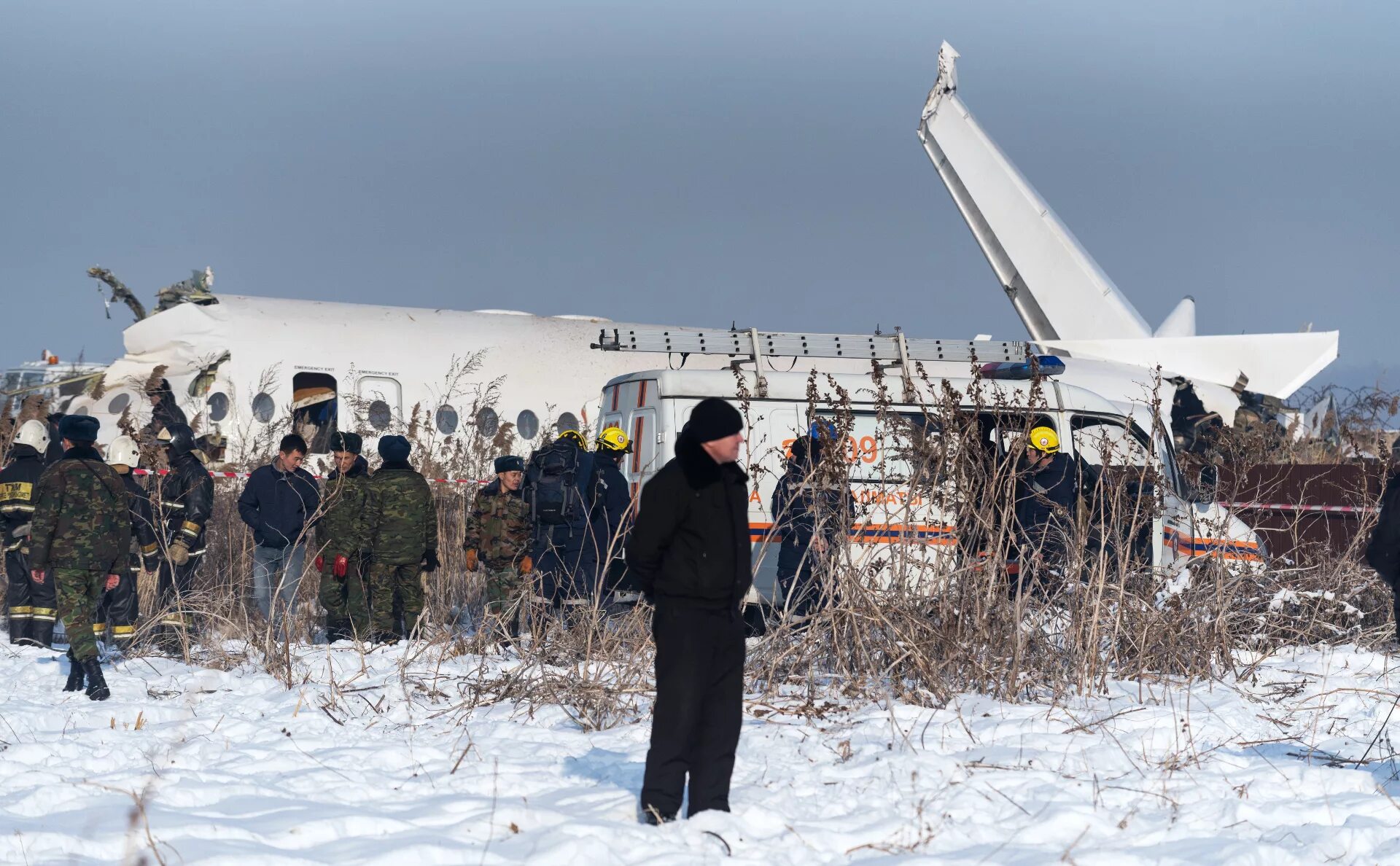 Какой самолет упал сегодня. Авиакатастрофа в Алма Ате 2019. Катастрофа Fokker 100 под Алма-атой. Fokker 100 bek Air катастрофа. 27 Декабря 2019 авиакатастрофа Казахстан.