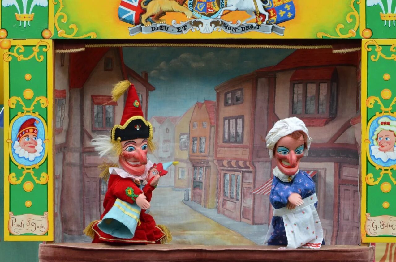 Punch and judy. Панч и Джуди куклы. Панч и Джуди бар. Мистер Панч и Джуди. Шоу Панча и Джуди.