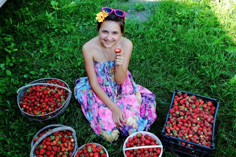 Как растёт брусника в природе в питере. Кушать клубнику. Катя собрала ягоды. С подружками по ягоды ходить текст. Ходить по ягоды.