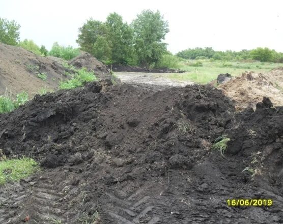 нарушенные земли воронежской области. снятие слоя почвы. нарушение плодородного слоя почвы. срезка растительного слоя грунта бульдозером. срезки и перемещения плодородного слоя почвы.