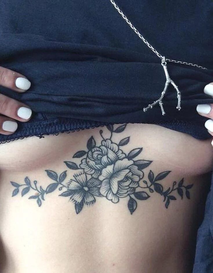 Тату под у девушек. Тату под грудью у девушек. Тату между грудиной. Тату на грудине женские. Красивые тату для девушек.