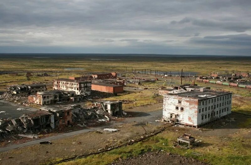 Заброшенный город килунг тайвань. Кадыкчан – поселок-призрак. Мертвые города. Колендо город-призрак. Город призрак юбилейный пермский край.