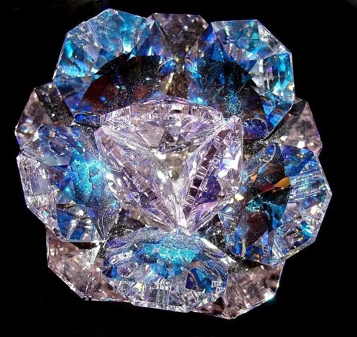 Алмаз драгоценность. Драгоценные минералы Алмаз. Кристал диамонд. Кристал диамонд сапфир. Флюорит октаэдр.