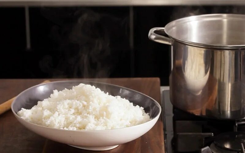 Рис после варки увеличивается. Рассыпчатый рис в кастрюле. Вареный рис в кастрюле. Кастрюля для приготовления риса. Рис в кастрюле с водой.