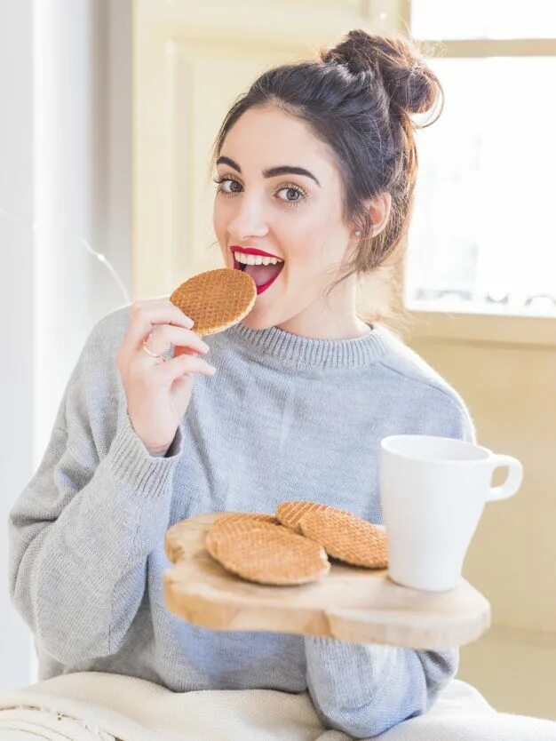 Девушка с печеньем. Девушка ест печенье. Девушки печеньки. Человек ест печеньку. Eating cookies