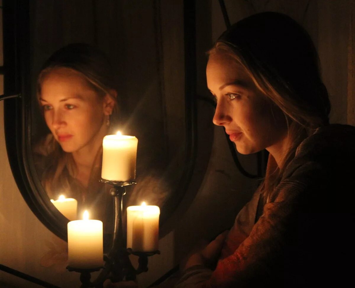 Свеча отражается в зеркале. Девушка со свечой. Свеча перед зеркалом. Фотосессия со свечами и зеркалом. Отражение свечи в зеркале.