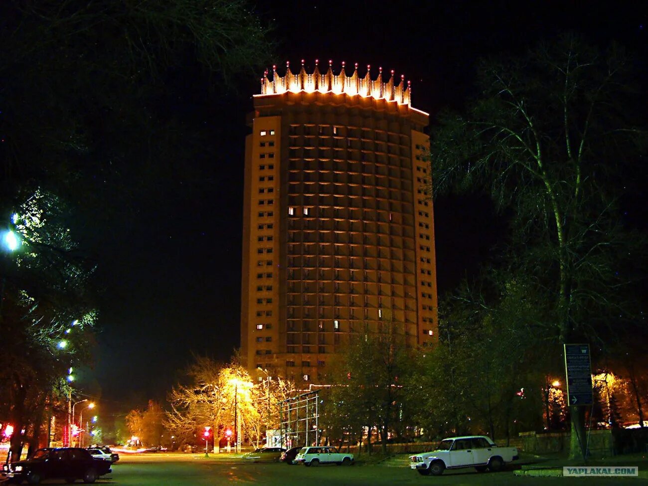 Almaty hotel. Алма-Ата гостиница Казахстан. Гостиница Алма-Ата в Алма-Ате. Гостиница Казахстан в Алматы. Алма Ата 25 этажная гостиница.