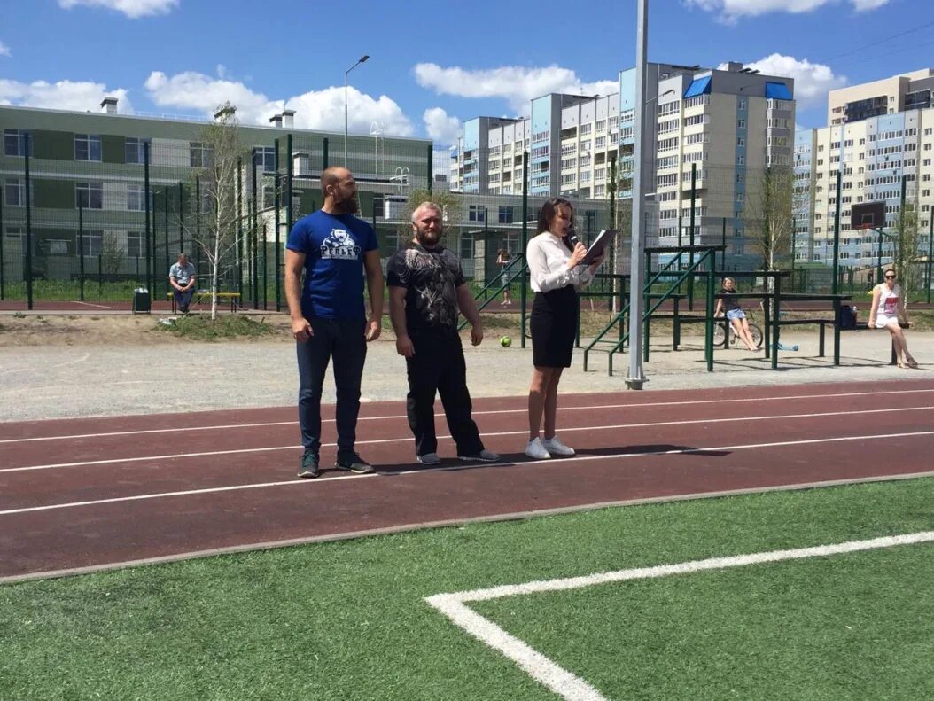 Ражден гелбахиани старый оскол. Дворовые инструктора. Дворовый тренер баннер. Дворовый инструктор. Спорт во дворе.