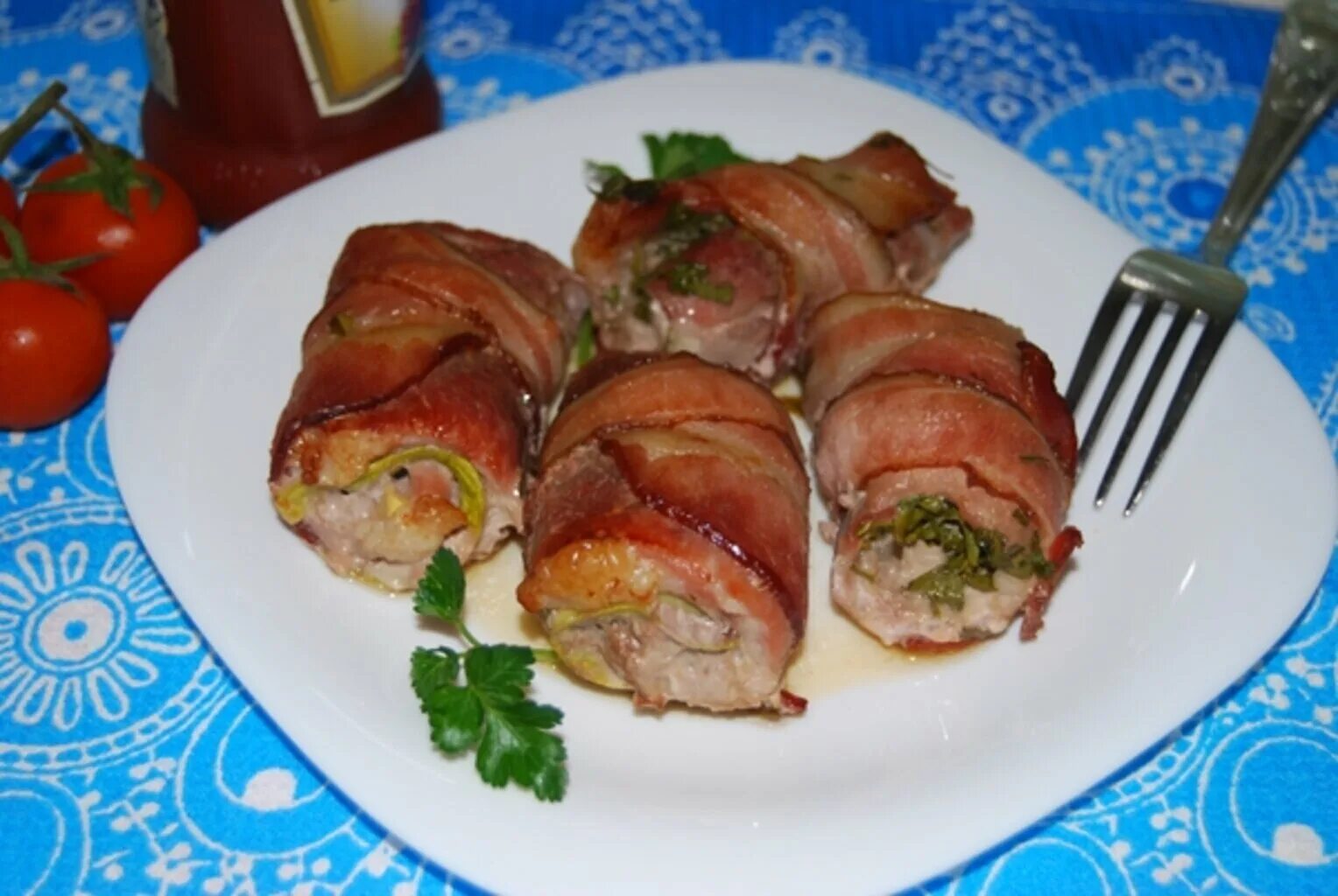 Рулетики из свинины в беконе в духовке. Свинина в беконе. Мясной рулет в беконе. Мясной рулет. Свиные рулетики в беконе.