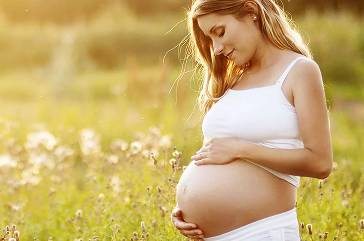 Подготовка к родам. Русская беременная. Фотосессия перед родами. Беременная женщина в офисе. Беременную женщину на час.