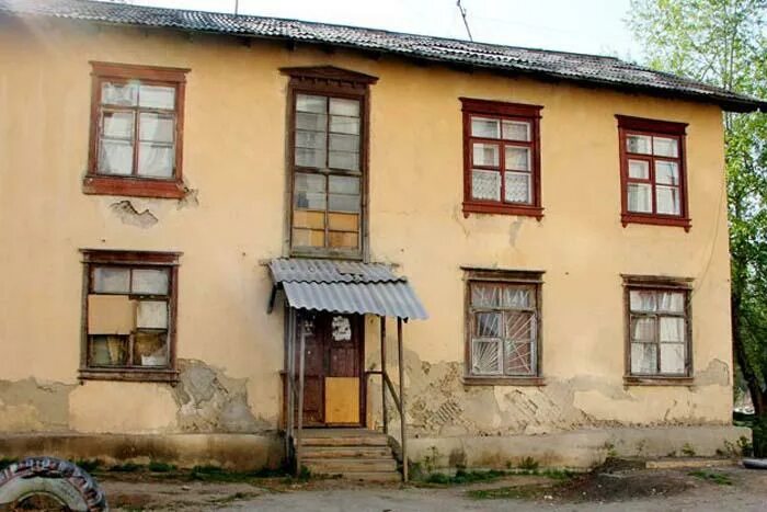 ветхий многоквартирный дом. переселение из ветхого жилья. ветхое и аварийное жилье. дома для расселения аварийного жилья. предоставление жилья взамен аварийного собственникам.