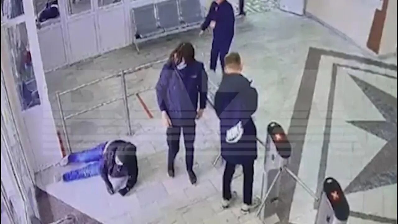 Нападение на Пермского бизнесмена 2021. Нападение на университет в Перми видео с камер. Охранник проверяет девушек.