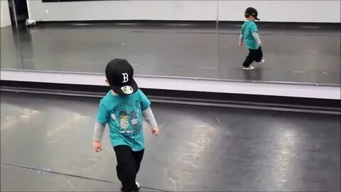 Мальчик танцует видео