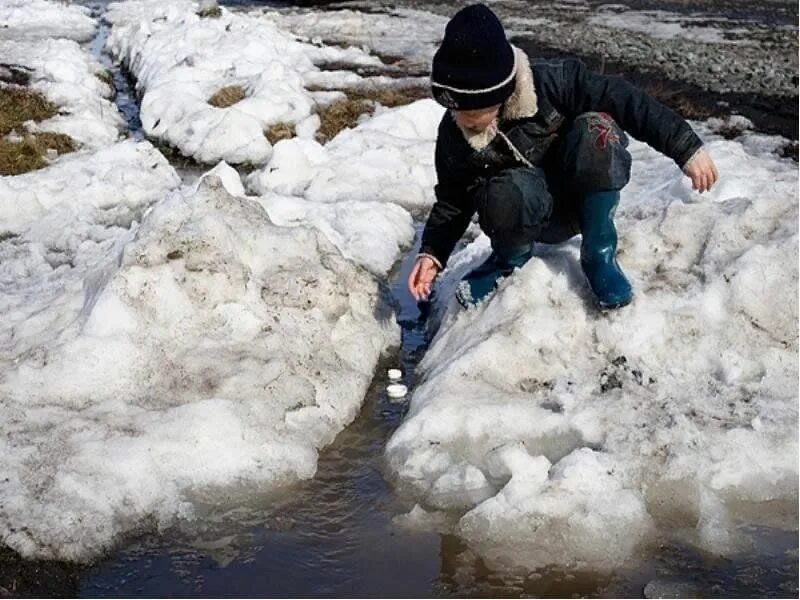 Ручей весело бежал. Весенние ручьи. Весенние ручьи в городе. Бегут ручьи.