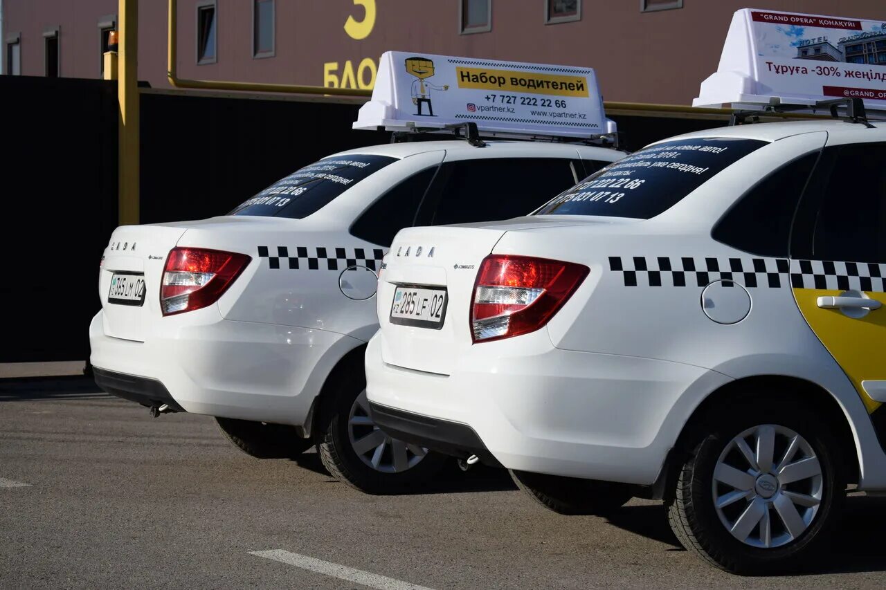 казахстанский такси. экологичное такси. женщина в такси. яндекс такси казахстан. такси фото.