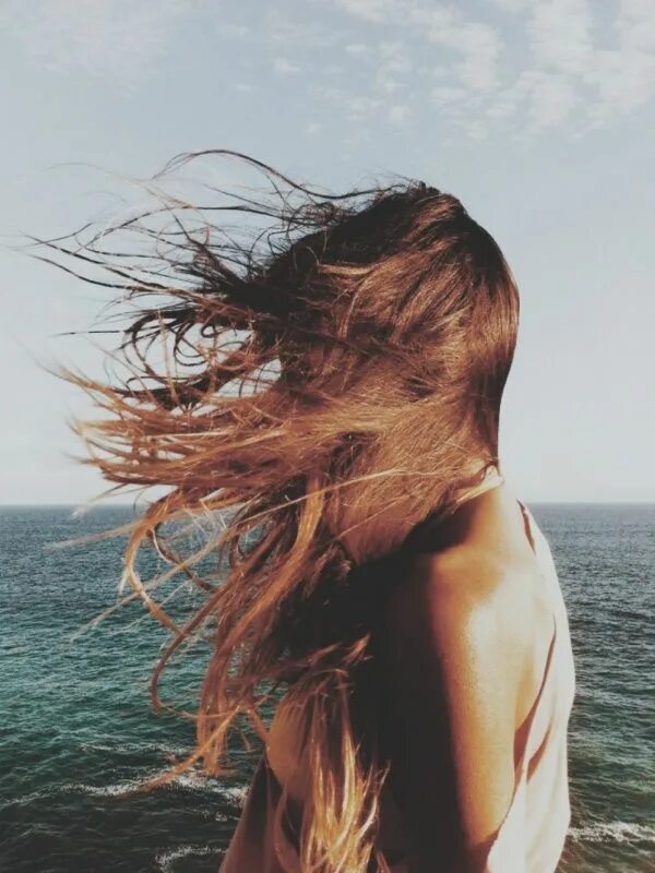 Девушка с развевающимися волосами. Развивающиеся волосы. Девушка волосы на ветру. Волосы развеваются на ветру.