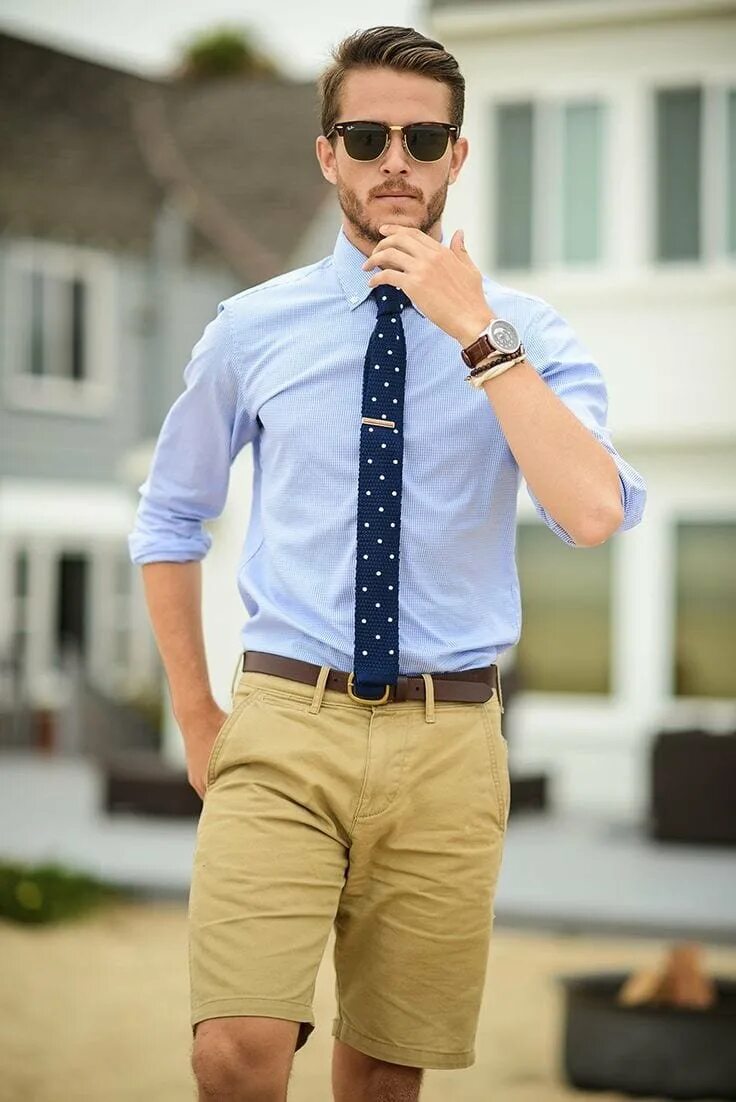 Деловая одежда для мужчин. Мужской повседневный стиль. Casual mens 2022 polo style. Мужской повседневный стиль. Современный мужской образ.