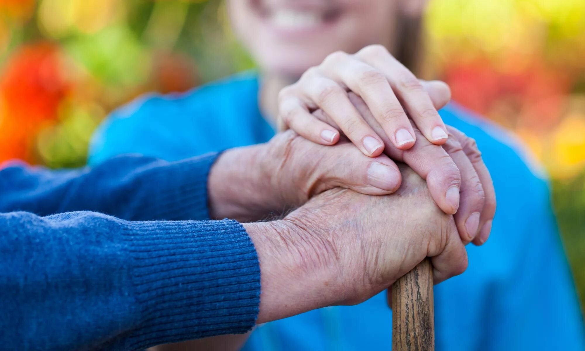 Опека и попечительство. Усыновить ребенка. Родители и дети. Воспитание ребенка в семье. Объятия мамы и ребенка.