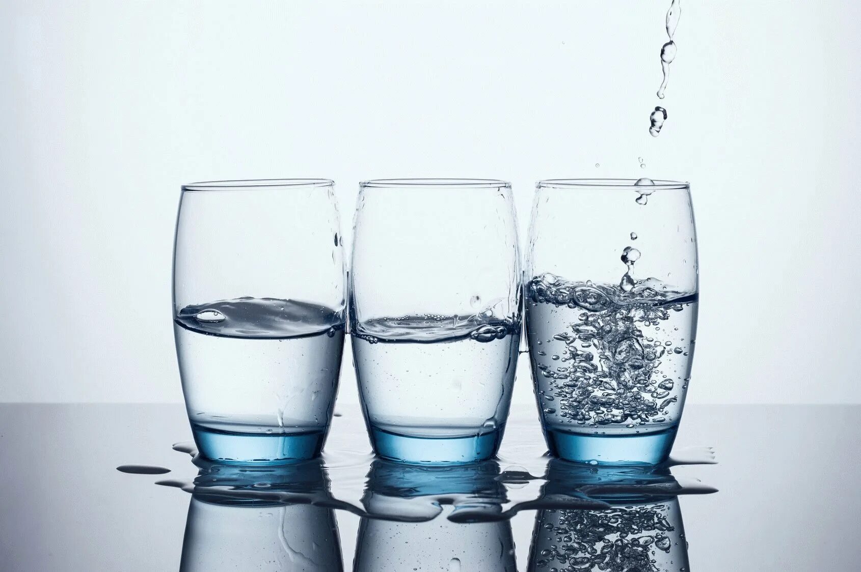 Четыре стакана воды. Стакан воды. Бокалы для воды. Стаканчик с водой. Три стакана с водой.