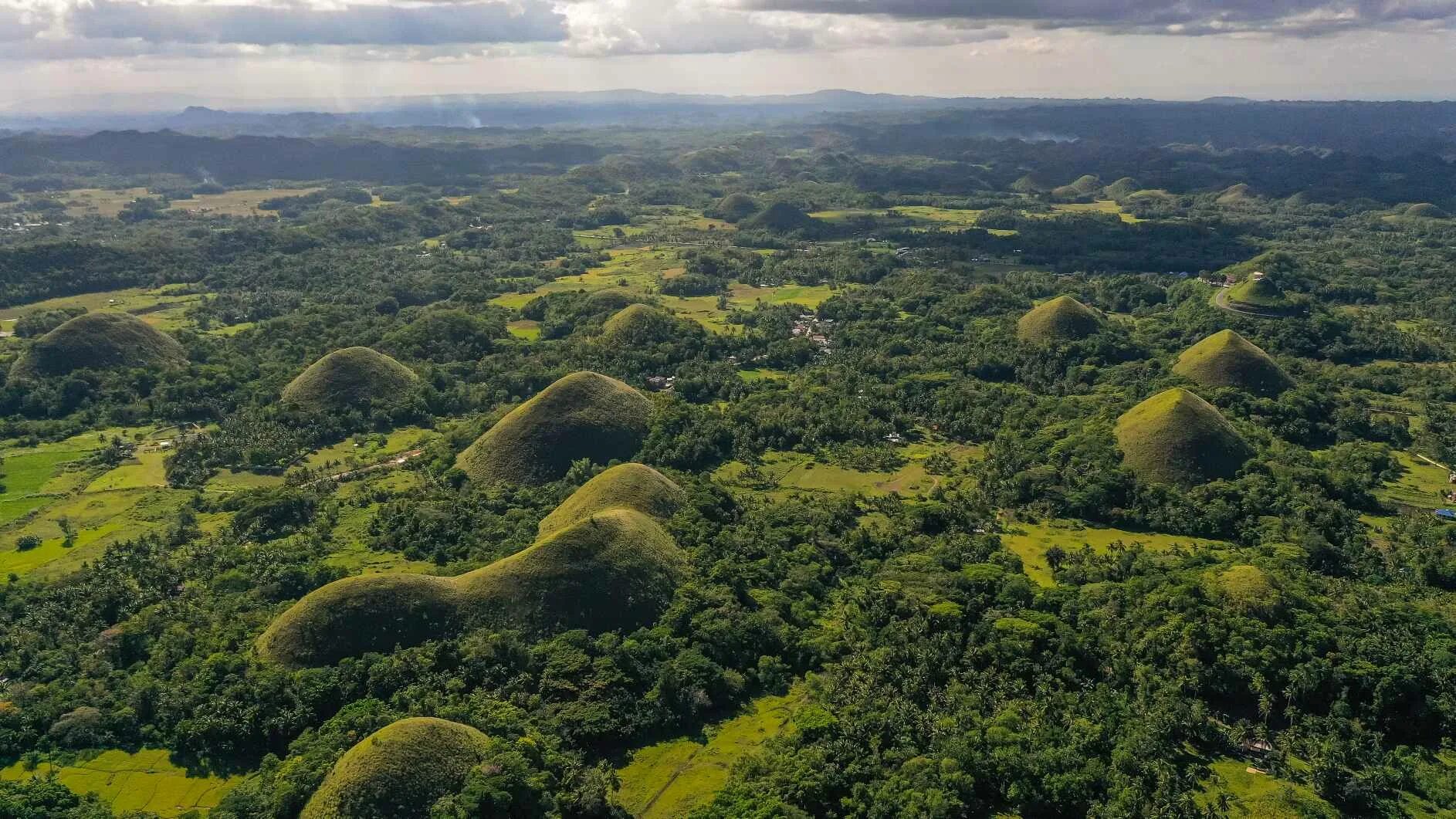 Известные холмы. Шоколадные холмы острова Бохол. Филиппины холмы. Бохоль Филиппины достопримечательности. Шоколадные холмы Филиппины.