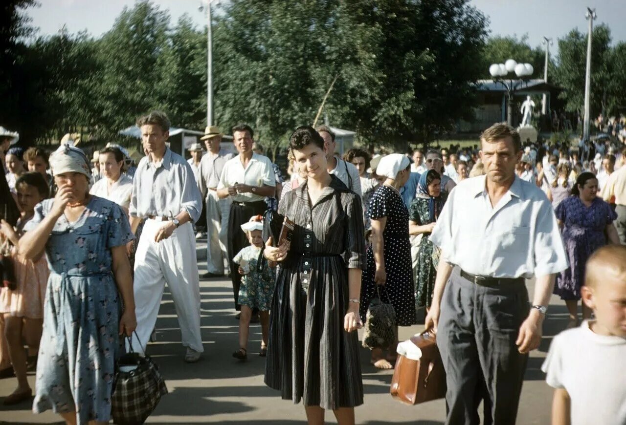 Ссср 70 лет жизни. Повседневная жизнь советских людей. Советские люди. СССР 1958. Люди СССР 1950.