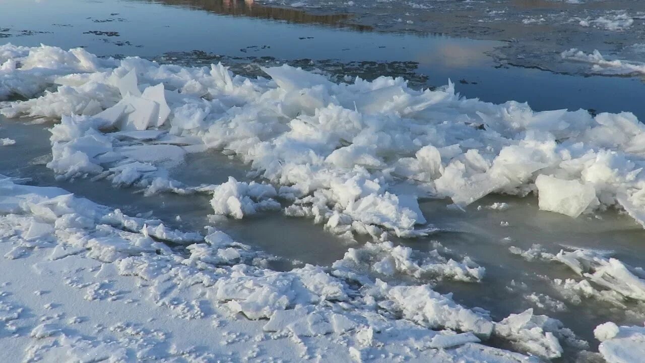 Ледяная Шуга на реке. Шуга рыхлый лед. Шуга лед на реке.