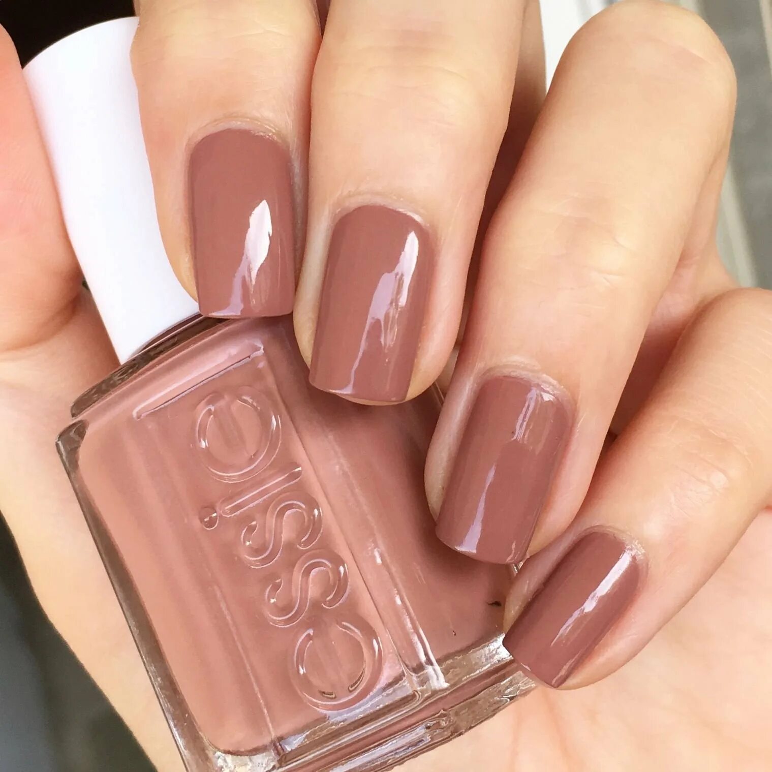 Лак шоколад. Лак Essie коричневый. Essie 57. Essie Nail Color 57. Маникюр в коричневых оттенках.