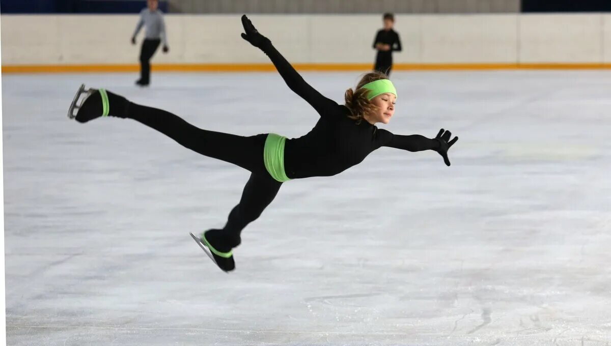 бедуинский в фигурном. бедуинский прыжок фигурное катание. бедуинский прыжок в фигурном катании. камила валиева фигуристка. бедуинский прыжок.