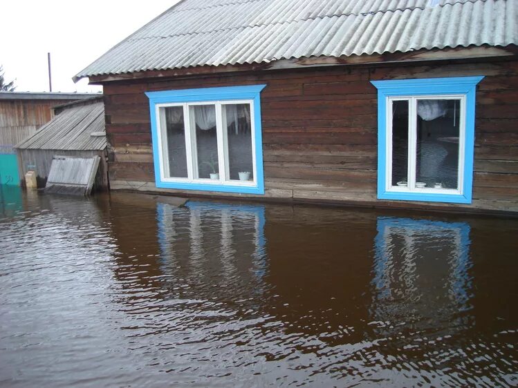 Два затопленных дома. Затопило дом. Затоп в доме. Фото подтопления жилых домов. Наводнения в Урене.