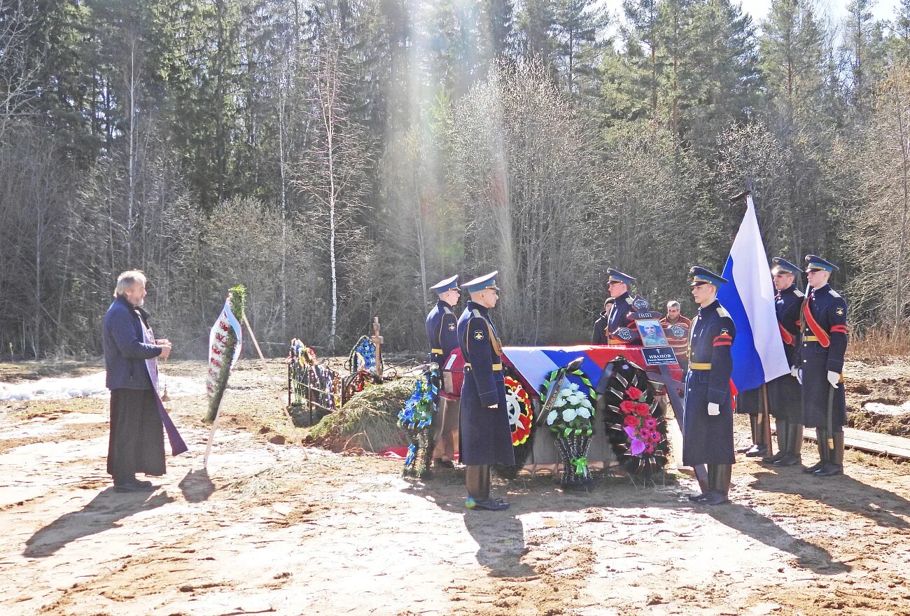 Прощание с воином. Похороны русский солдат на Украине. Могила военнослужащего.