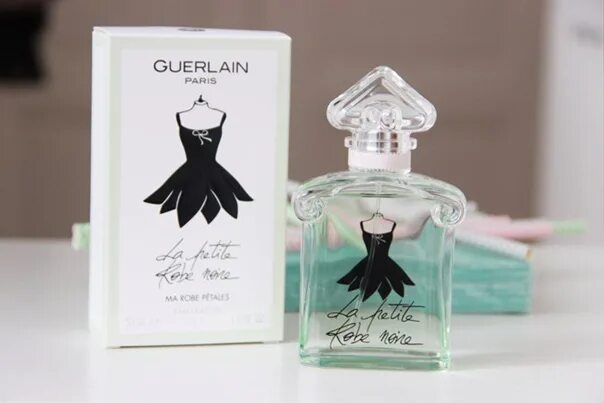 Реклама guerlain la petite robe noire edt 100 ml. Герлен духи женские летуаль черное платье. Герлен черное платье зеленый флакон. Герлен черное платье духи. Духи зеленое платье.