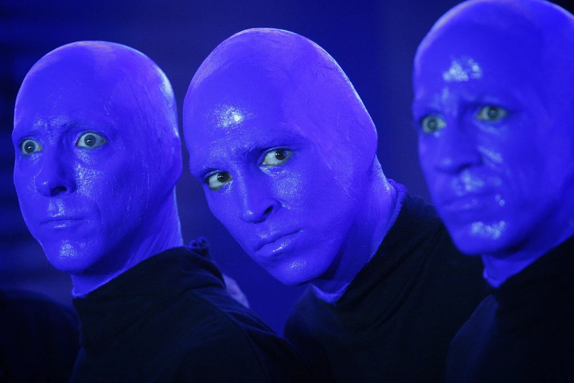 Ну голубой. Группа Blue man Group. Blue man Group шоу. Blue man Group Audio 1999. Блю Мэн груп видео.