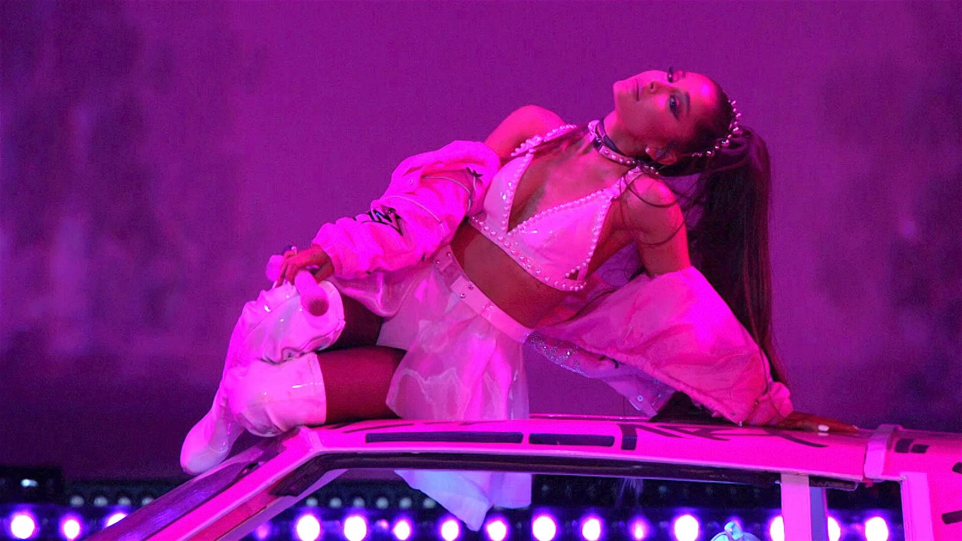 Ariana grande 7 rings. Rings арианы гранде. Ariana grande 7 rings концерт. Маникюр арианы гранде 2022. Rings арианы гранде.