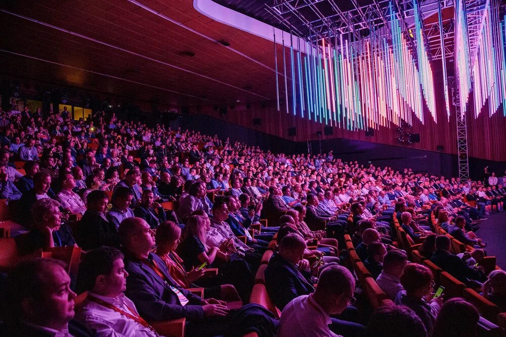 концерты лета 2019 в москве. концерты лета 2019 в москве. концерты лета 2019 в москве. вид со сцены на зрителей. группа кис-кис.