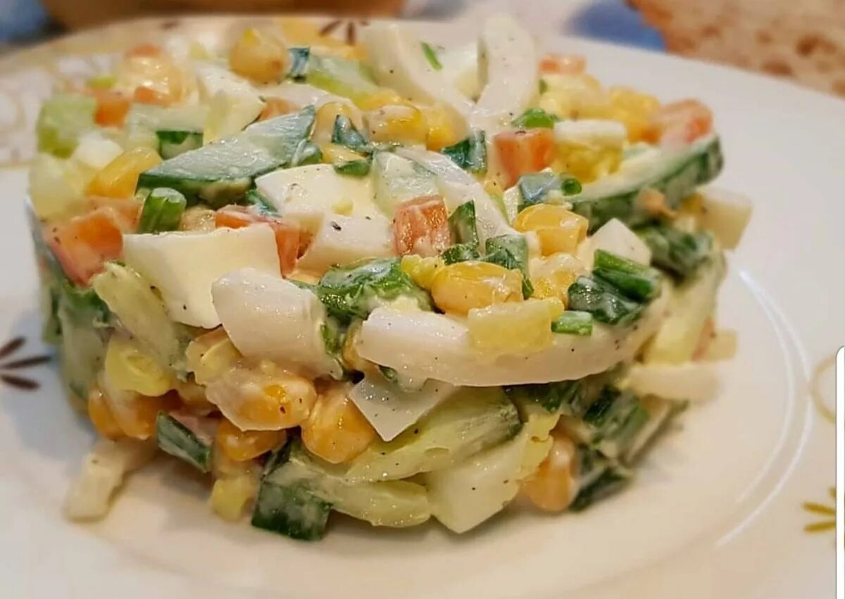 Салат с кальмарами рецепт классический пошаговый. Салат с кальмарами. Салат с кальмарами и овощами. Салат из кальмаров с овощами. Салат с кальмарами и кукурузой.